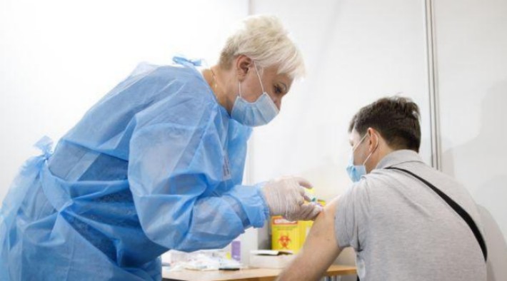 Кому в Україні введуть третю дозу вакцини від COVID: у МОЗ дали відповідь