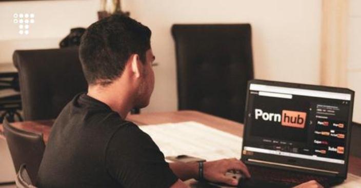 Чоловік викладав на PornHub інтимні відео з дружиною. Його засудили до року умовно за розповсюдження порнографії