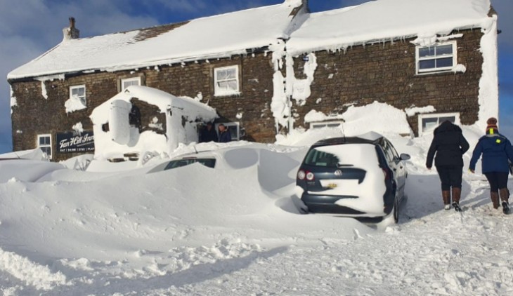 В Англії люди 3 дні жили й розважалися у пабі, який замело снігом. Їм сподобалося