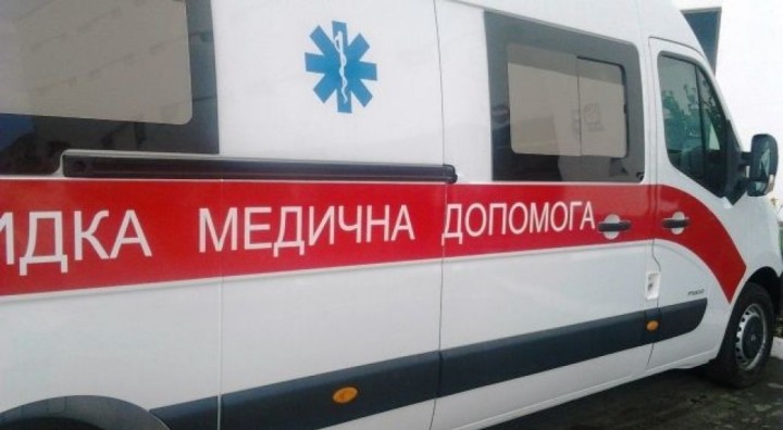 У Чернівцях жінка заблокувала виїзд «швидкої» допомоги з хворою і обматюкала медиків (відео)