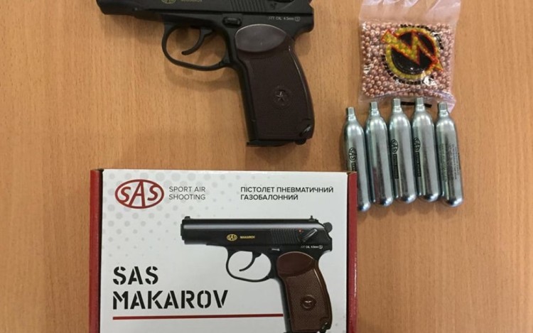 Щоб діти стріляли: у Кривому Розі батьки придбали для школи пістолет Макарова