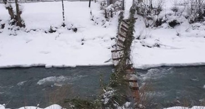 На Закарпатті обірвався підвісний міст: камери зафіксували, як підлітки попадали у воду (відео)