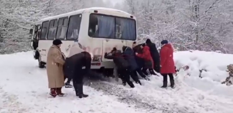 Жіноча сила: на Київщині пасажирки виштовхали автобус, який застряг у кучугурах (відео)