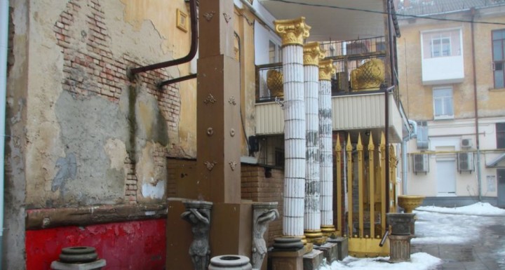 Золоті статуї, колони і облуплені стіни: як американець в центрі Полтави з багатоповерхівки зробив «хату Зевса»
