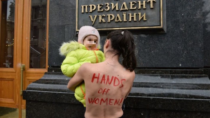 У Києві гола активістка Femen з дитиною влаштувала пікет під Офісом президента: що вимагала