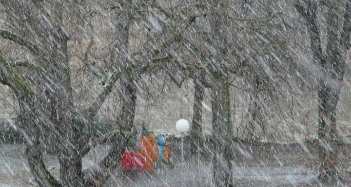 В Україну йде негода з потужним вітром, дощами та мокрим снігом: названо точну дату