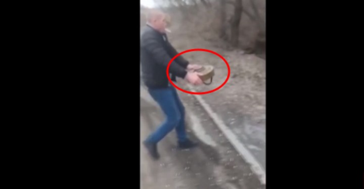 З цигаркою в зубах та голими руками: у Бердянську чоловік переніс міну з дороги в ліс