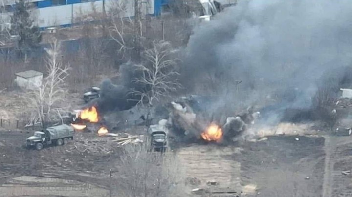 Українські військові знищили колону російської техніки на Київщині (ФОТО)