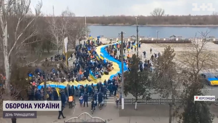 Херсонщина щодня виходить на мітинги і виганяє окупантів, та співає гімн під українськими прапорами