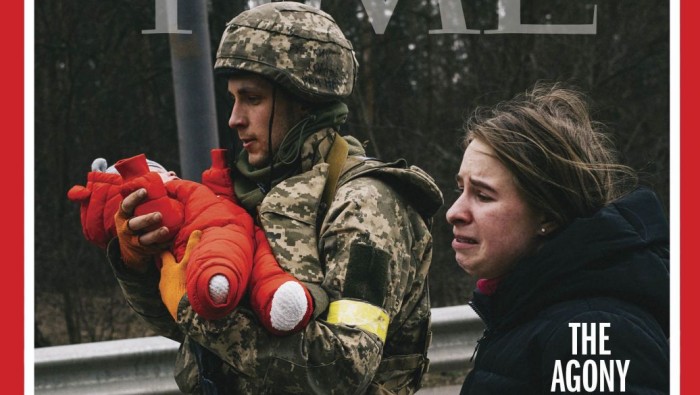 Маму з немовлям із обкладинки ТІМЕ відшукав їхній рятівник, а вони поїхали дякувати батькам бійця