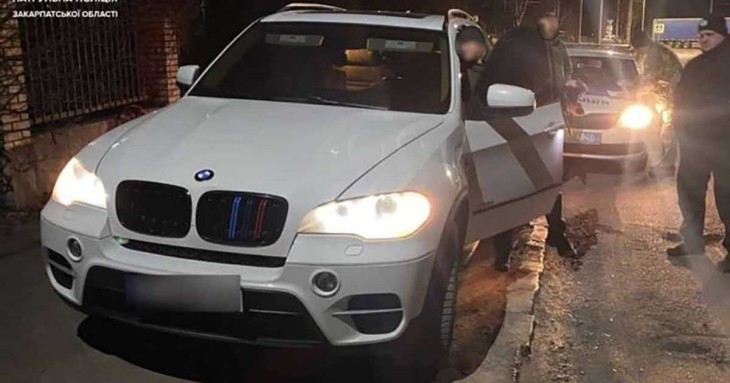 Конфіскували BMW X5 та вручили повістку: на Закарпатті затримали п’яного ухилянта