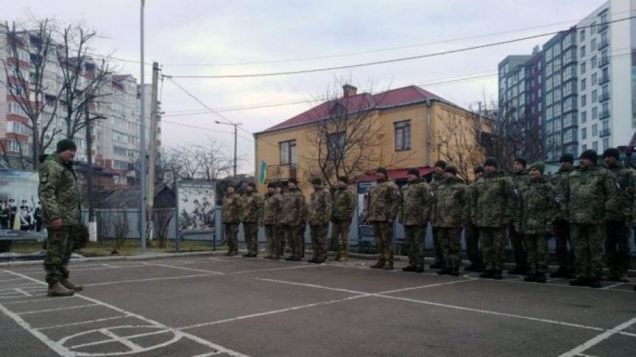 Українцям роздають повістки до армії: якими вони бувають, і де їх можна отримати