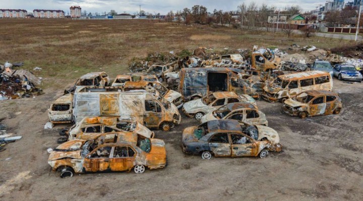 На багатьох був напис «діти»: у Бучі виявили цвинтар розстріляних автомобілів (фото)