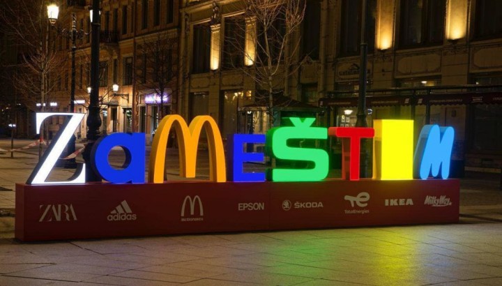 У Росії встановили «пам’ятник» із перших літер брендів, які пішли через війну (фото)