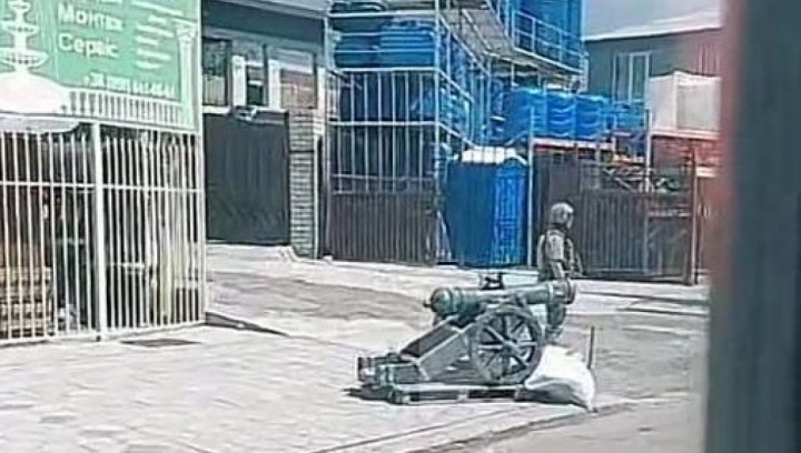 «Аналогов нет»: росіяни притягли гармату з музею на в’їзд до окупованого Херсона (відео)