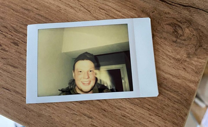 Окупант сфотографував себе на Polaroid і помилково залишив фото в пограбованій квартирі