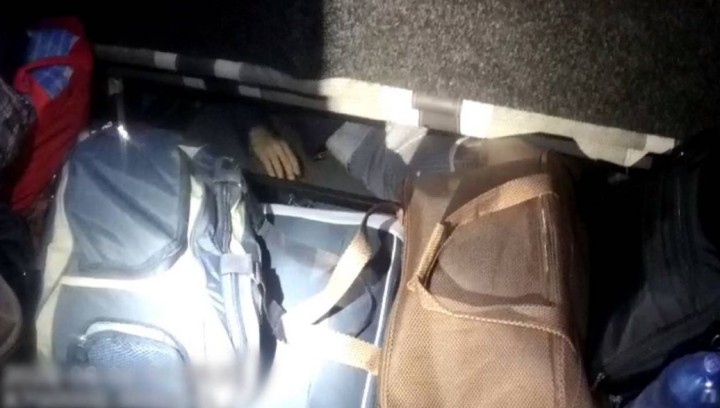 Прикинувся валізою: на кордоні затримали 19-річного ухилянта, який сховався у багажнику авто (відео)
