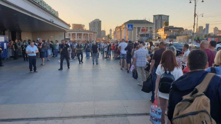 55 хвилин у черзі: на вокзалі в Києві пасажири розлючені через нові металошукачі (фото)