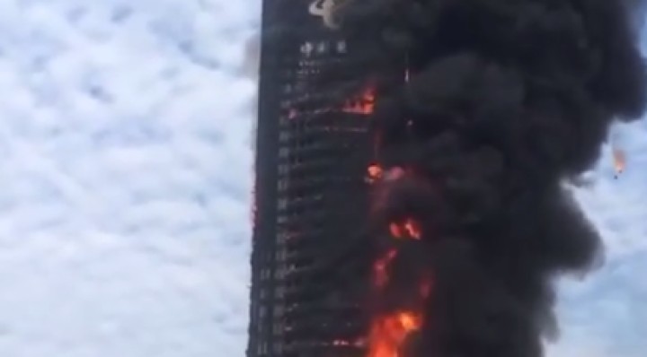 В Китаї менш ніж за годину згорів 200-метровий хмарочос China-telecom (відео)