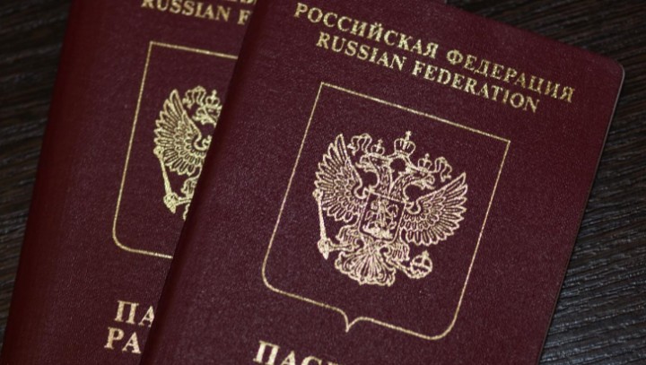 На Запоріжжі та Херсонщині чоловікам, які отримали російські паспорти, вручають повістки