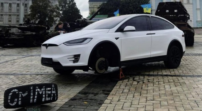 Відповідь Ілону Маску: у Києві серед розбитої російської техніки залишили Tesla (фото)