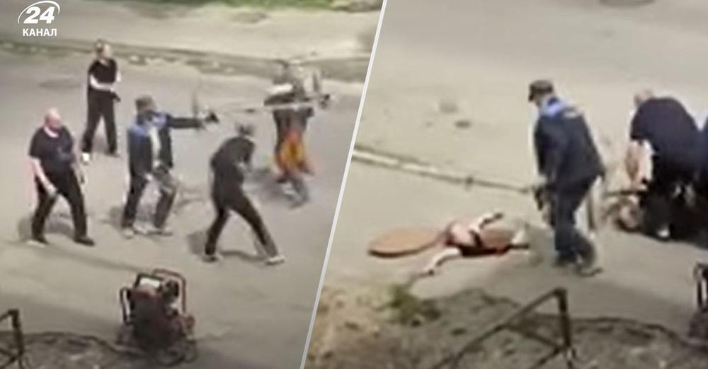 У Луцьку жінка впала в люк, поки билась з комунальниками: епічне відео