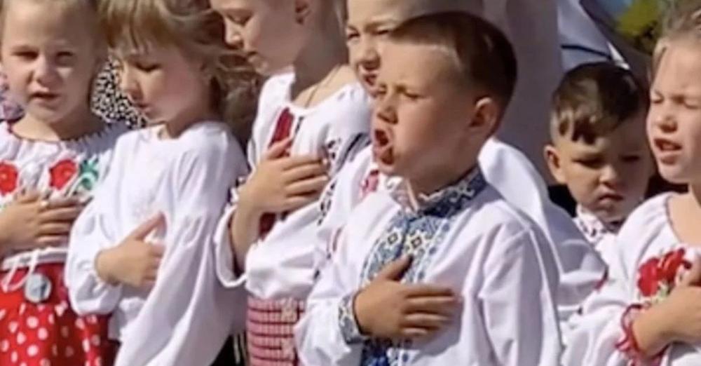Семирічний хлопчик з Білої Церкви показав, як правильно співати гімн: зворушливе відео