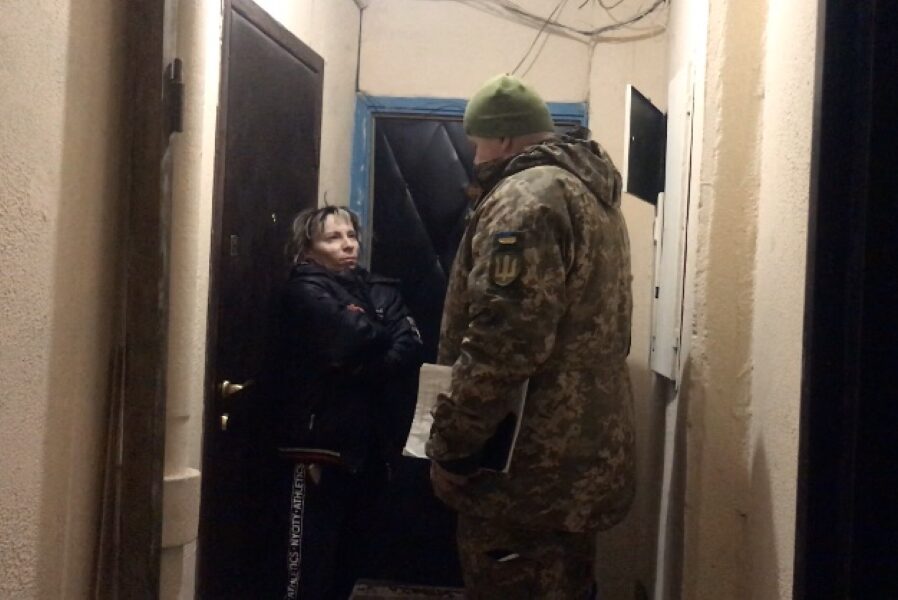 «Сюрприз у під’їзді»: українські військкомати проявили винахідливість