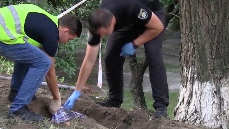 Задушила і закопала: у Києві ревнива жінка жорстоко розправилася із суперницею (фото, відео)