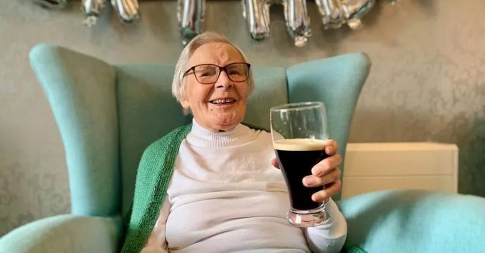 «Пийте пиво та не виходьте заміж»: 104-річна британка розповіла свій секрет довголіття