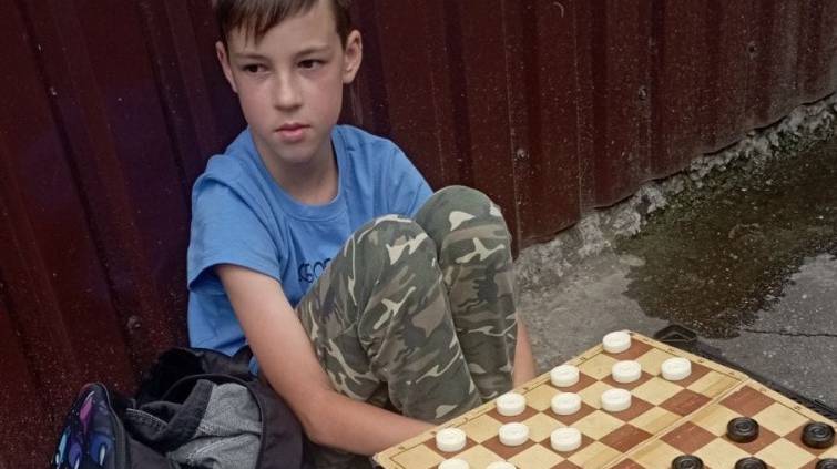 Грає з усіма охочими: 10-річний чемпіон Києва з шашок збирає гроші на потреби ЗСУ