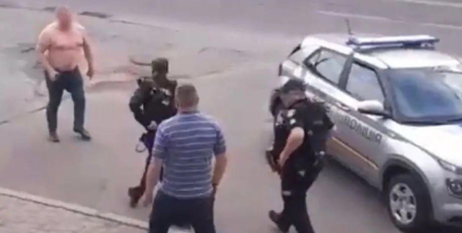 Ударив в обличчя і заліз на капот: у Києві чоловік влаштував бійку з поліцейськими (фото)