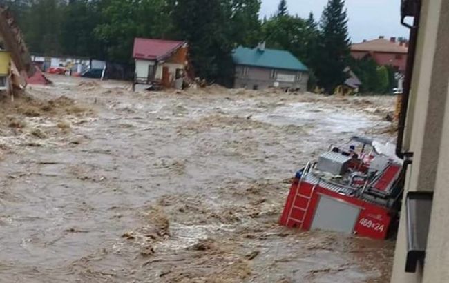 У Польщі затопило місто через прорив дамби від сильних злив (фото, відео)