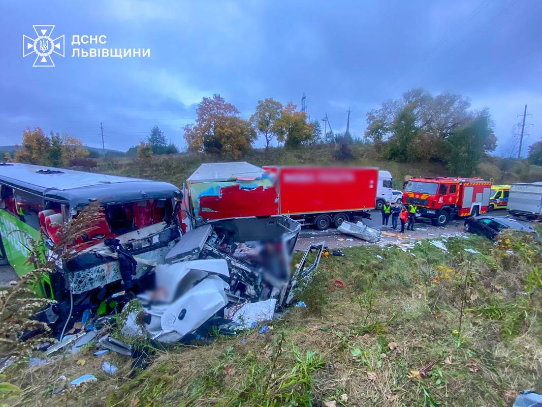 Аварія з рейсовим автобусом під Львовом: перекрили міжнародну трасу, число загиблих зросло