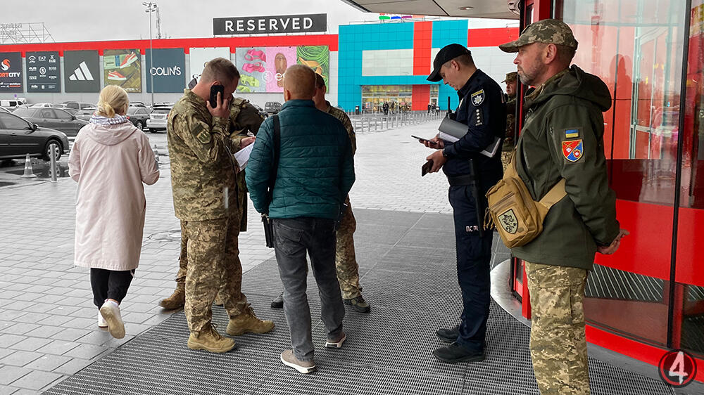 Ховалися навіть в жіночому туалеті: як ТЦК, поліція, СБУ і Нацгвардія проводили рейди в супермаркетах Рівного