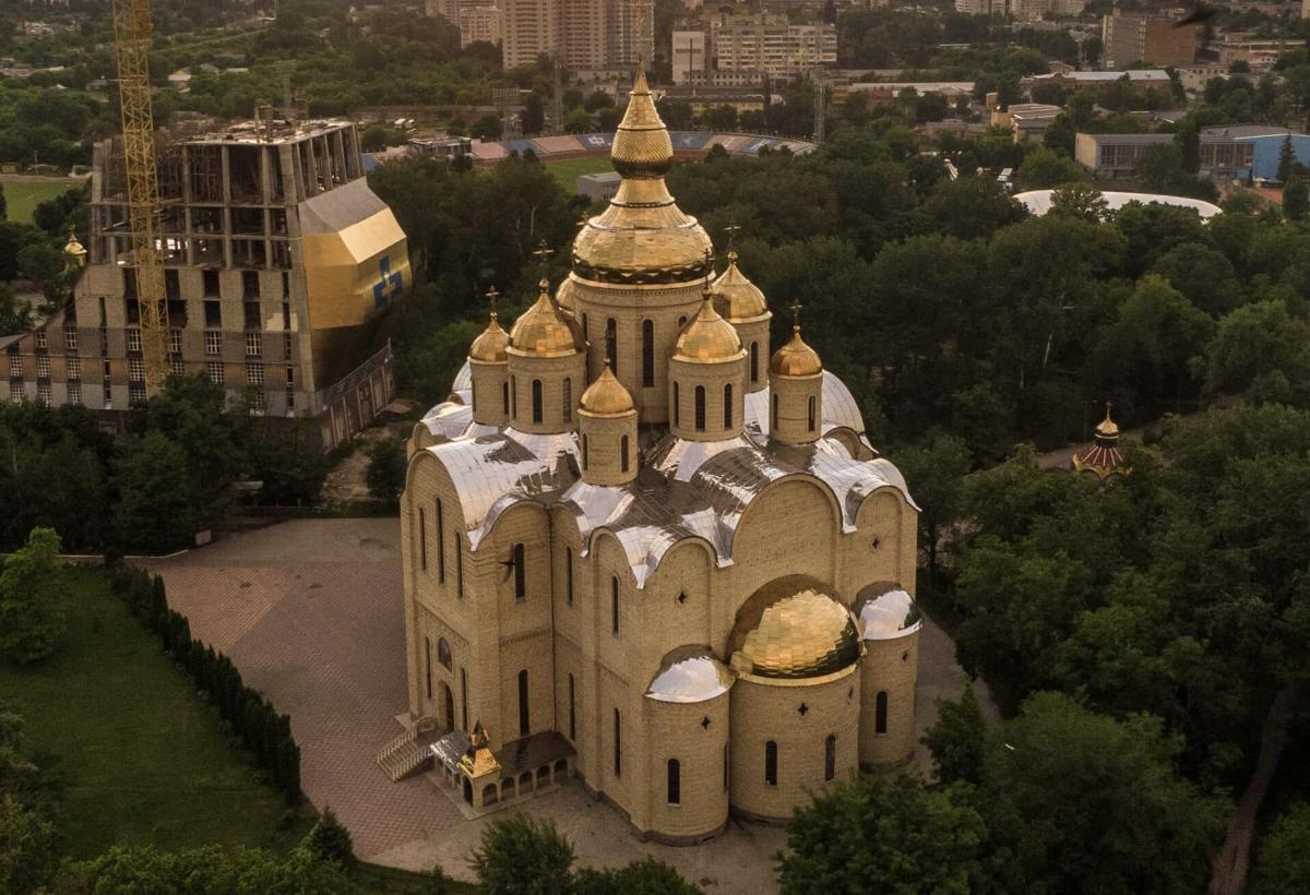 У Черкасах прихожани УПЦ МП захопили собор, який перейшов до ПЦУ: чим все завершилось (відео)