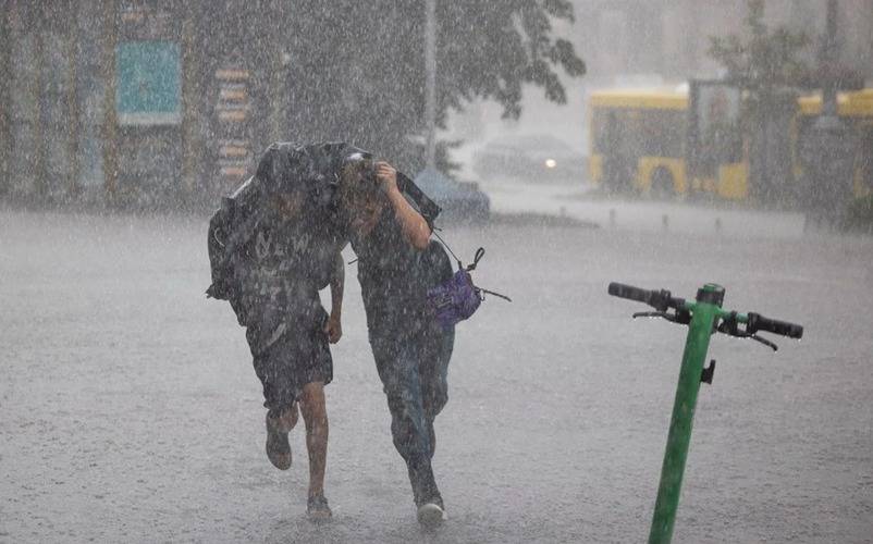Влупить +10 та литимуть дощі: в Україну йде сильне похолодання