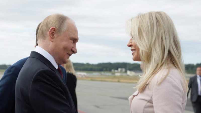 Помічниця Трампа зачарувала Путіна на Алясці: що відомо про таємничу жінку