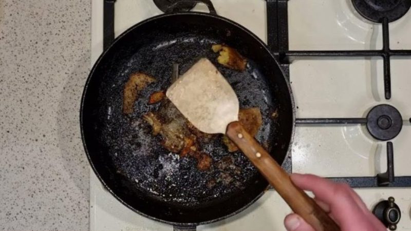 Як доглядати за сковородою, щоб їжа не прилипала. Дієві поради