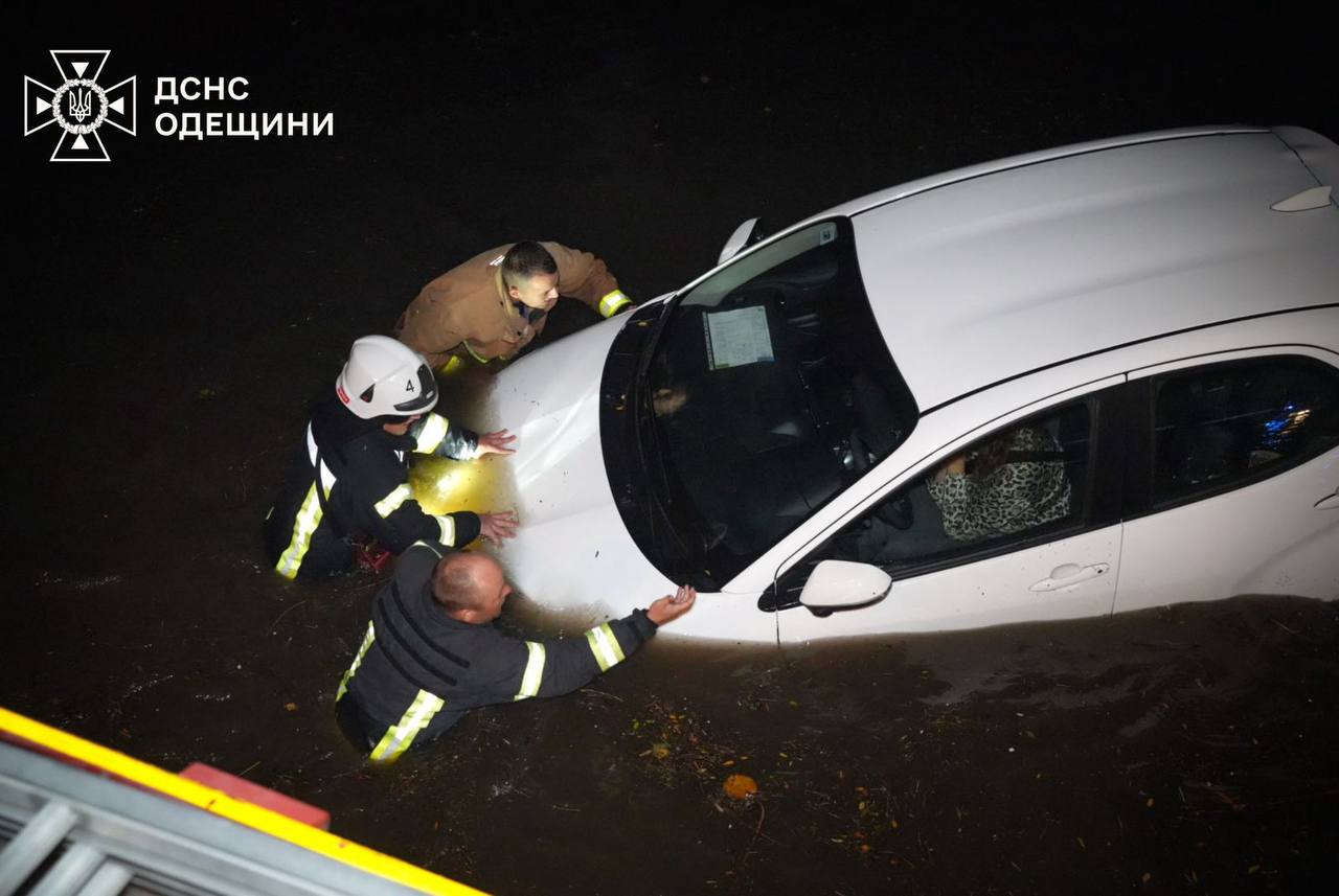 Через негоду в Одесі загинула родина з 5 осіб: їх накрила хвиля