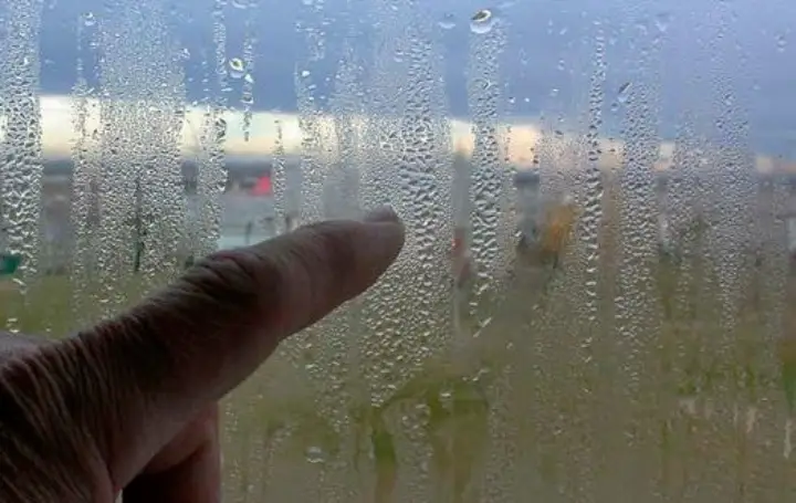 Чому з’являється конденсат, та що робити, щоб більше не бачити його на своїх вікнах