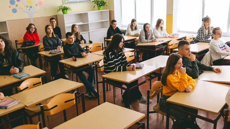 Обізвала «скотиною» за прохання говорити українською: у Чернівцях педагогиня принизила школяра