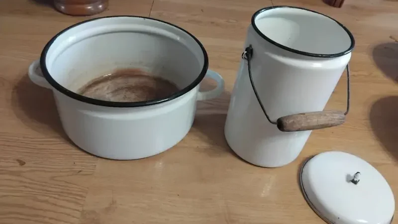 Каструлі, які варто викинути з кухні. Вони можуть зашкoдити, але більшість господинь цього не знають