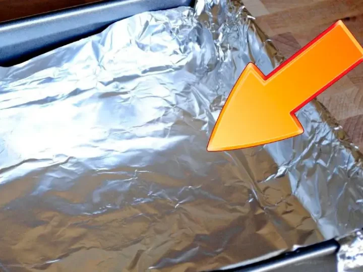 Як правильно використовувати фольгу під час приготування їжі. Багато господинь кладуть її не тією стороною