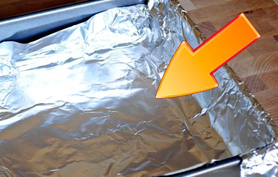 Як правильно використовувати фольгу під час приготування їжі. Багато господинь кладуть її не тією стороною