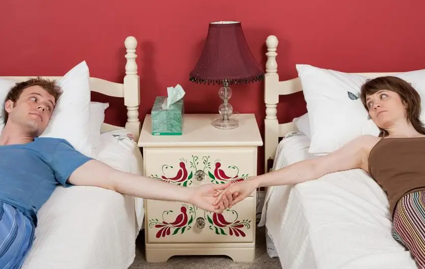 Чому краще чоловікові та дружині спати окремо, та яка від цього користь