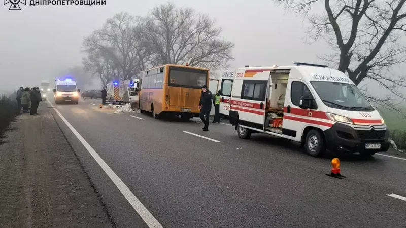 Смертельна ДТП під Дніпром: шкільний автобус зіткнувся з мікроавтобусом (фото)