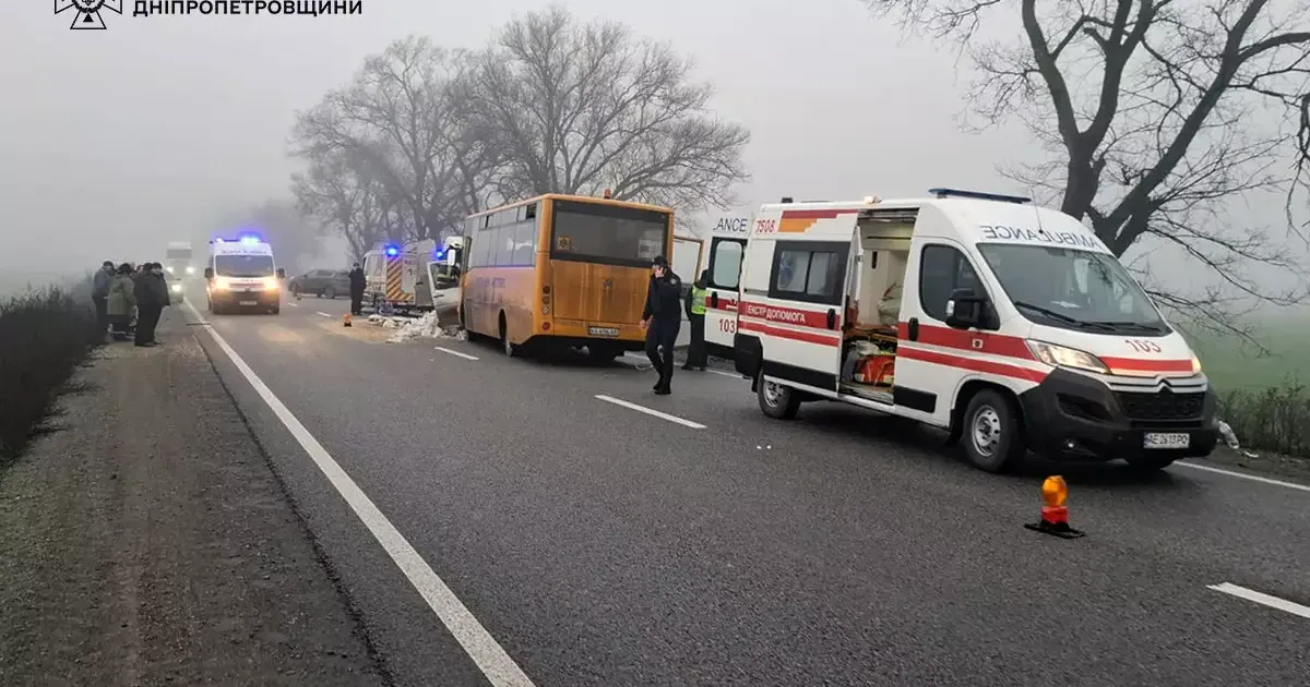 Смертельна ДТП під Дніпром: шкільний автобус зіткнувся з мікроавтобусом (фото)