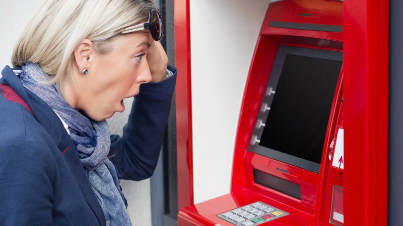 Банкомат списав гроші, але не видав готівку: покрокова інструкція що робити