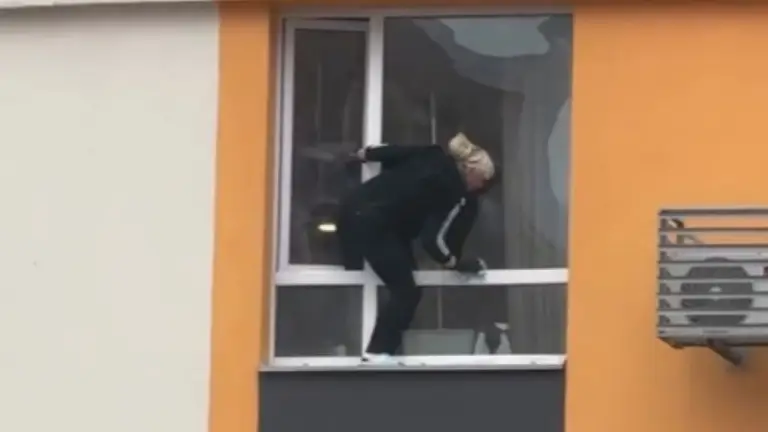 Киянка мила вікно у багатоповерхівці під час ракетного обстрілу: у мережі завірусилося відео